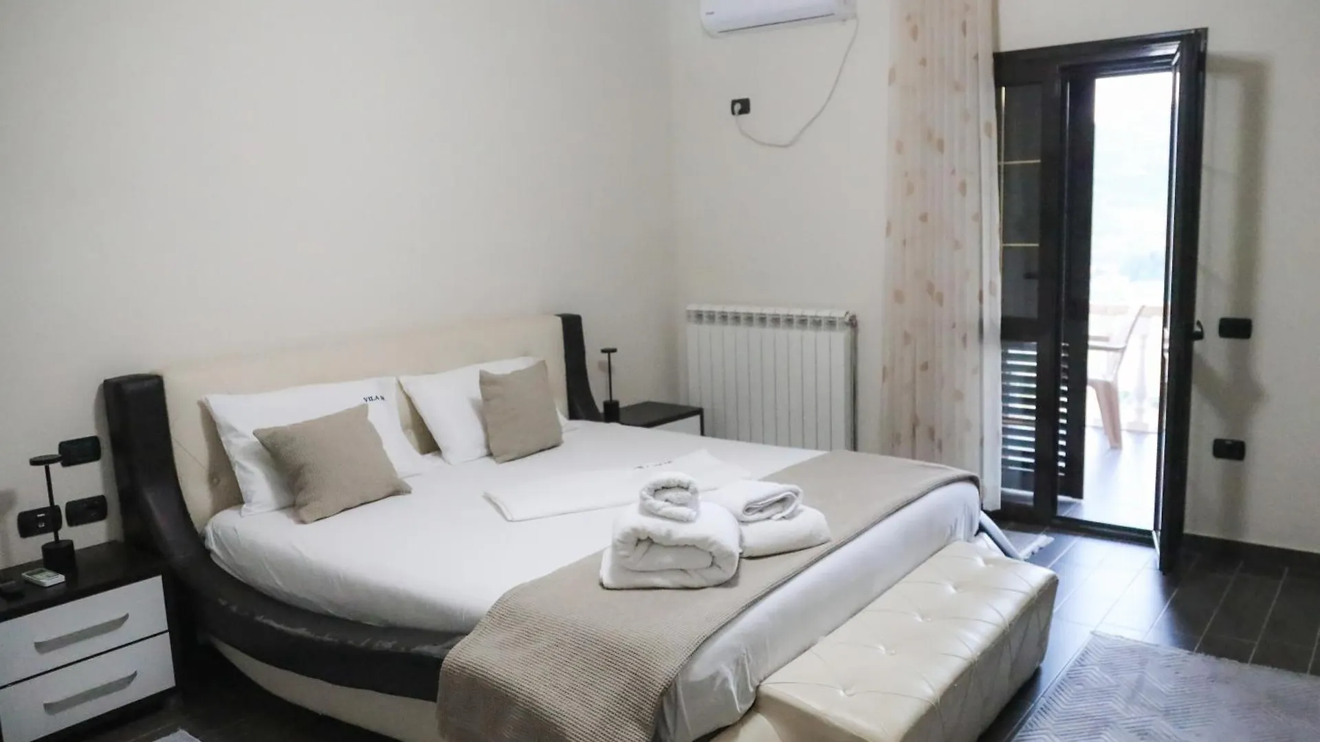 ヴィラ Vila Roan Vlorë